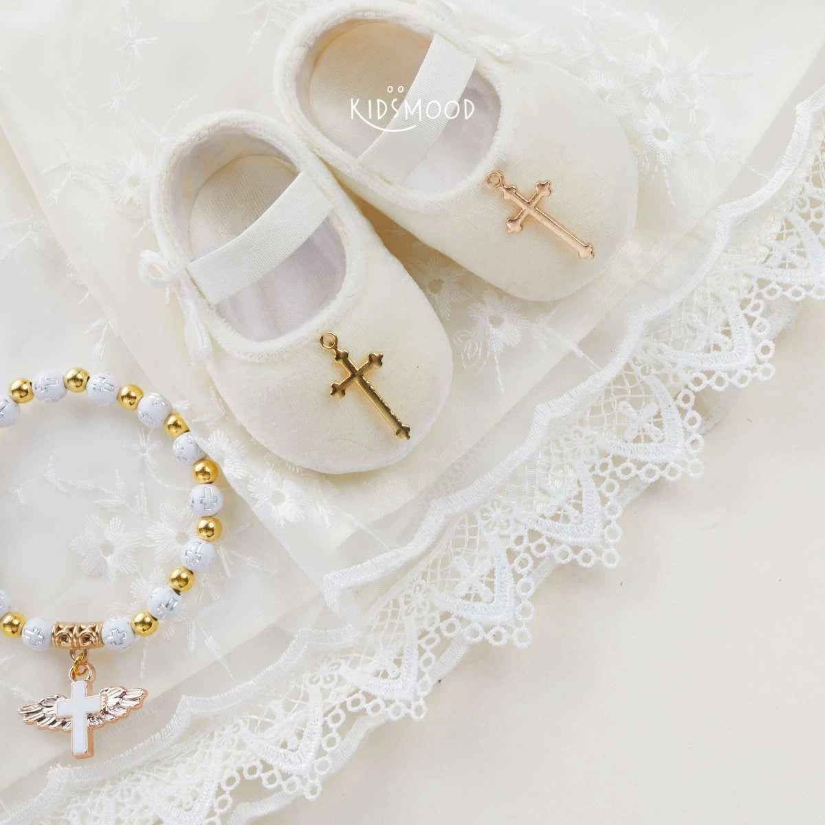 Taufe Schuhe auf weiĂźem Tisch Geschenke zur Taufe
