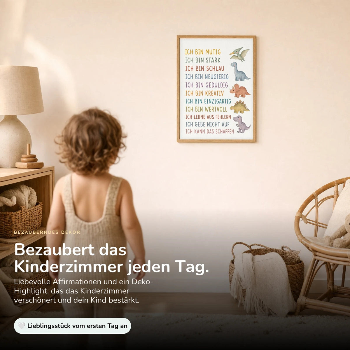 Kind vor dem Affirmationsposter âDinosâ an der Wand â Bilder fĂŒrs Kinderzimmer