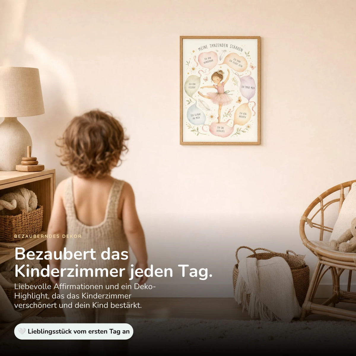 Kind vor dem Affirmationsposter âTanzende StĂ€rkenâ an der Wand â Bilder fĂŒrs Kinderzimmer