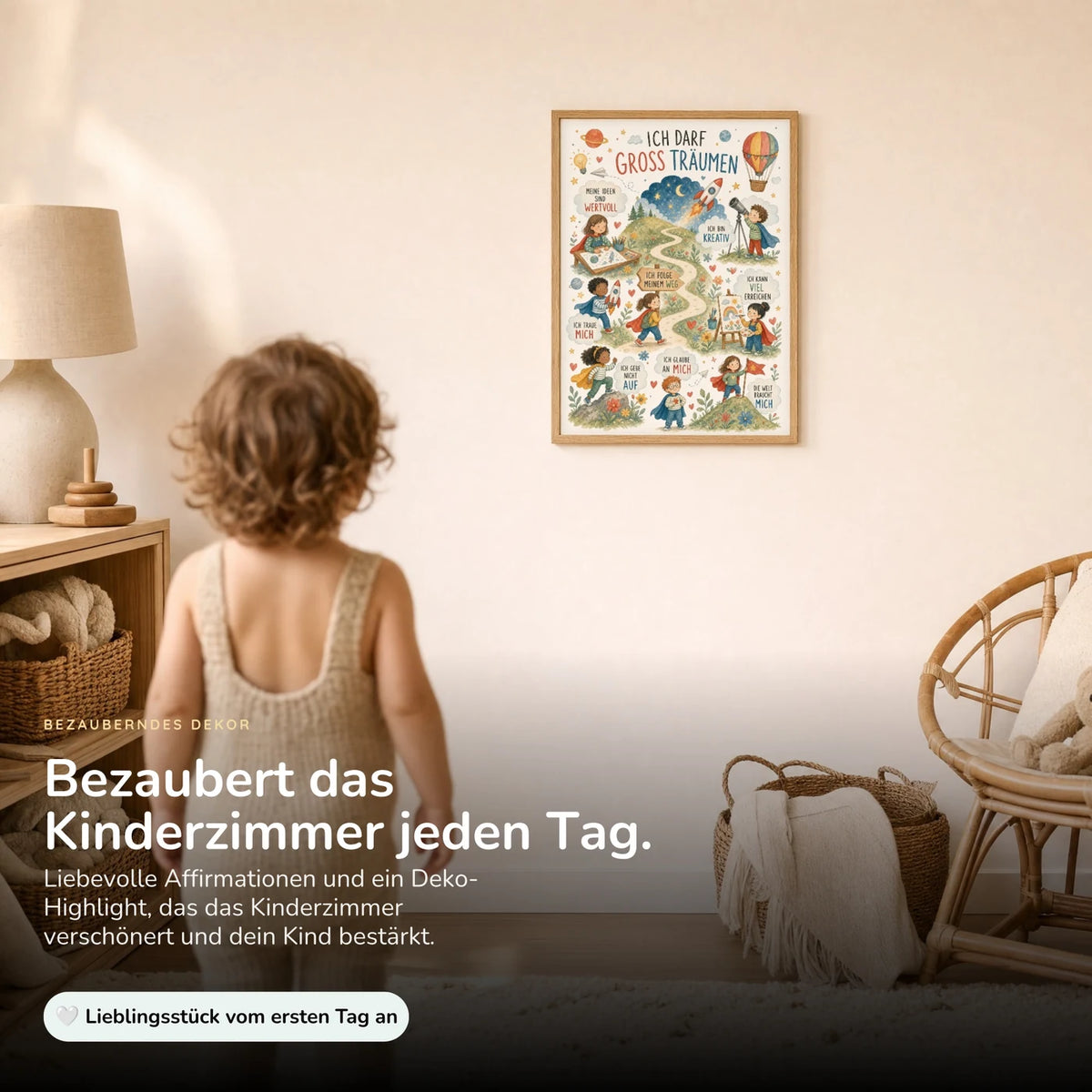 Kind vor dem Affirmationsposter âWimmelbild GroĂ trĂ€umenâ an der Wand â Bilder fĂŒrs Kinderzimmer