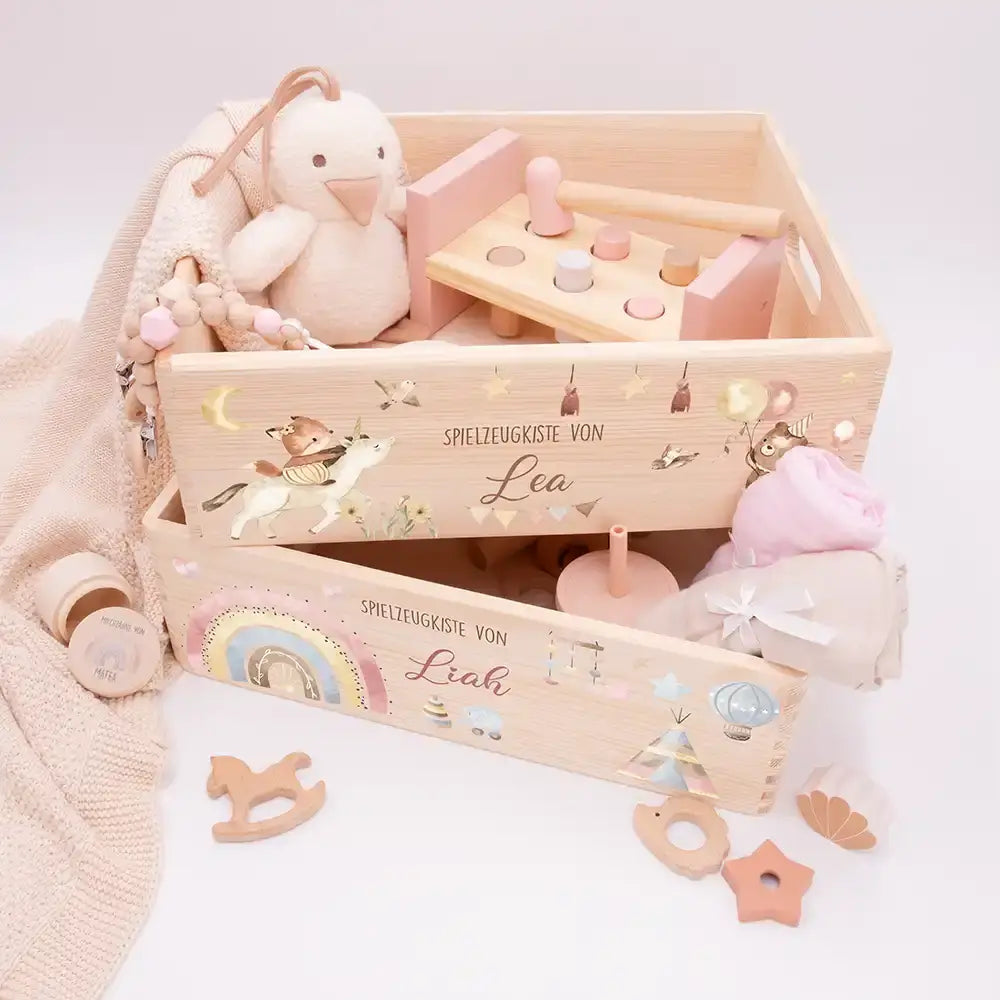 Spielzeugkiste personalisiert mit Namen - Regenbogen Fantasiewelt