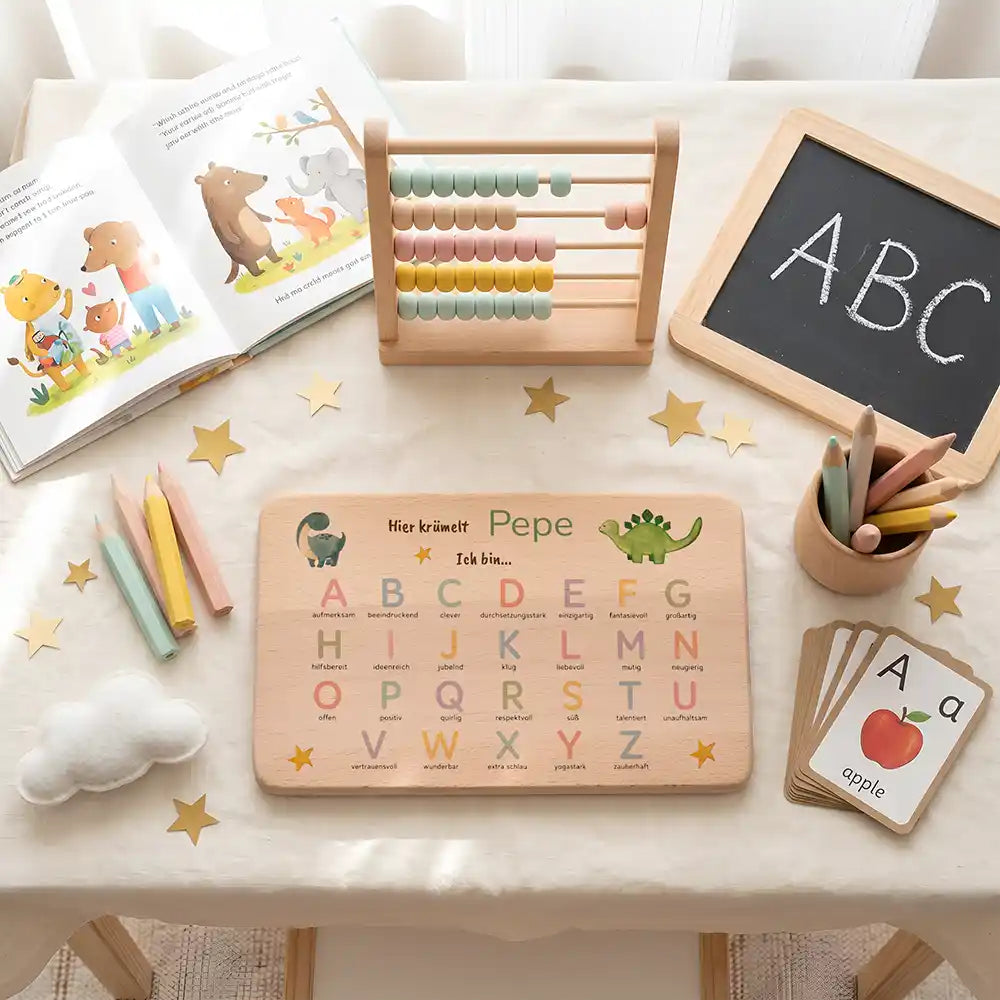 ABC Brettchen Kinder personalisiert Dinosaurier pastell – ABC-Lernen am Schreibtisch
