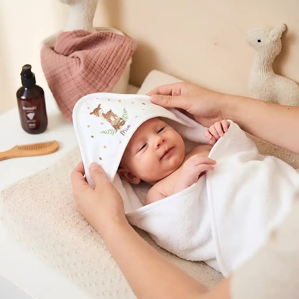 Personalisiertes Kapuzenhandtuch Baby Reh Baumstumpf â Newborn-Geschenk auf dem Wickeltisch