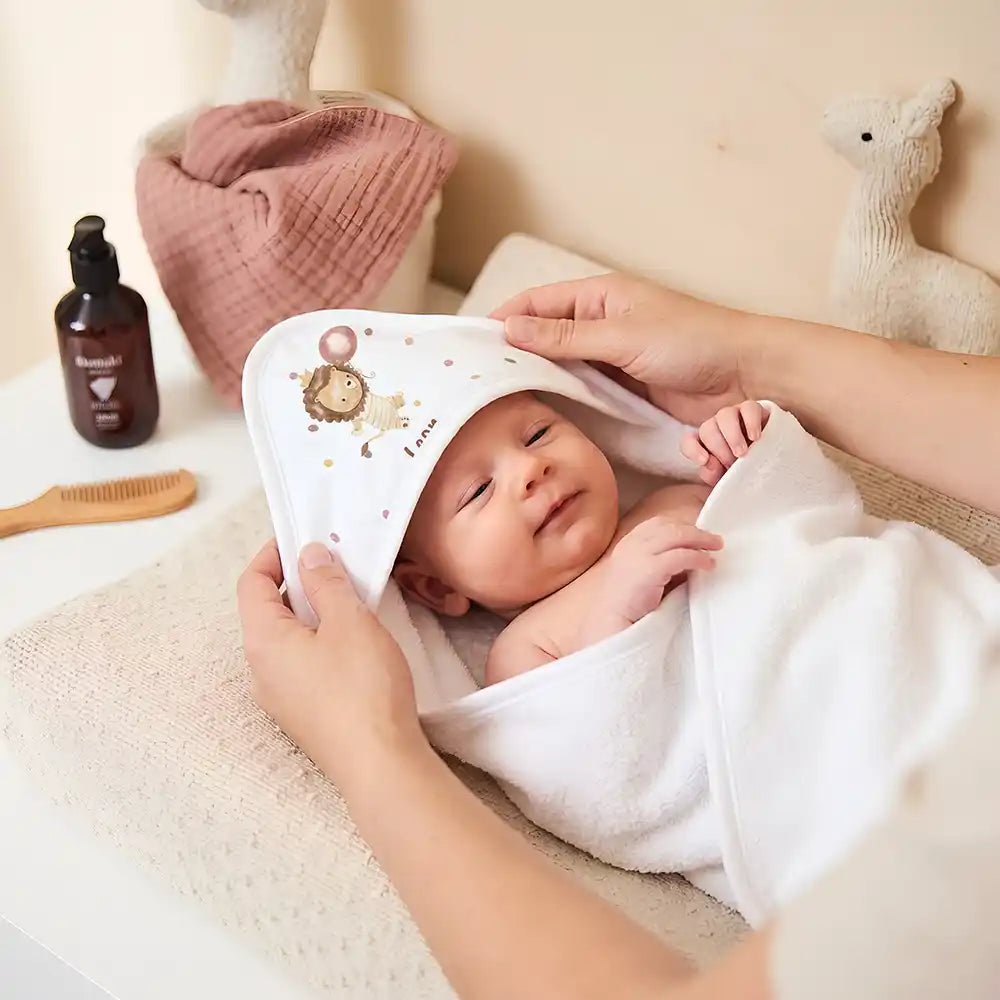 Personalisiertes Kapuzenhandtuch Baby Löwe Geburtstag â Newborn-Geschenk auf dem Wickeltisch