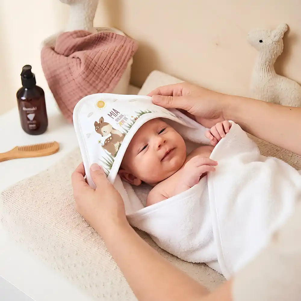 Personalisiertes Kapuzenhandtuch Baby Reh Geburtsdaten â Newborn-Geschenk auf dem Wickeltisch