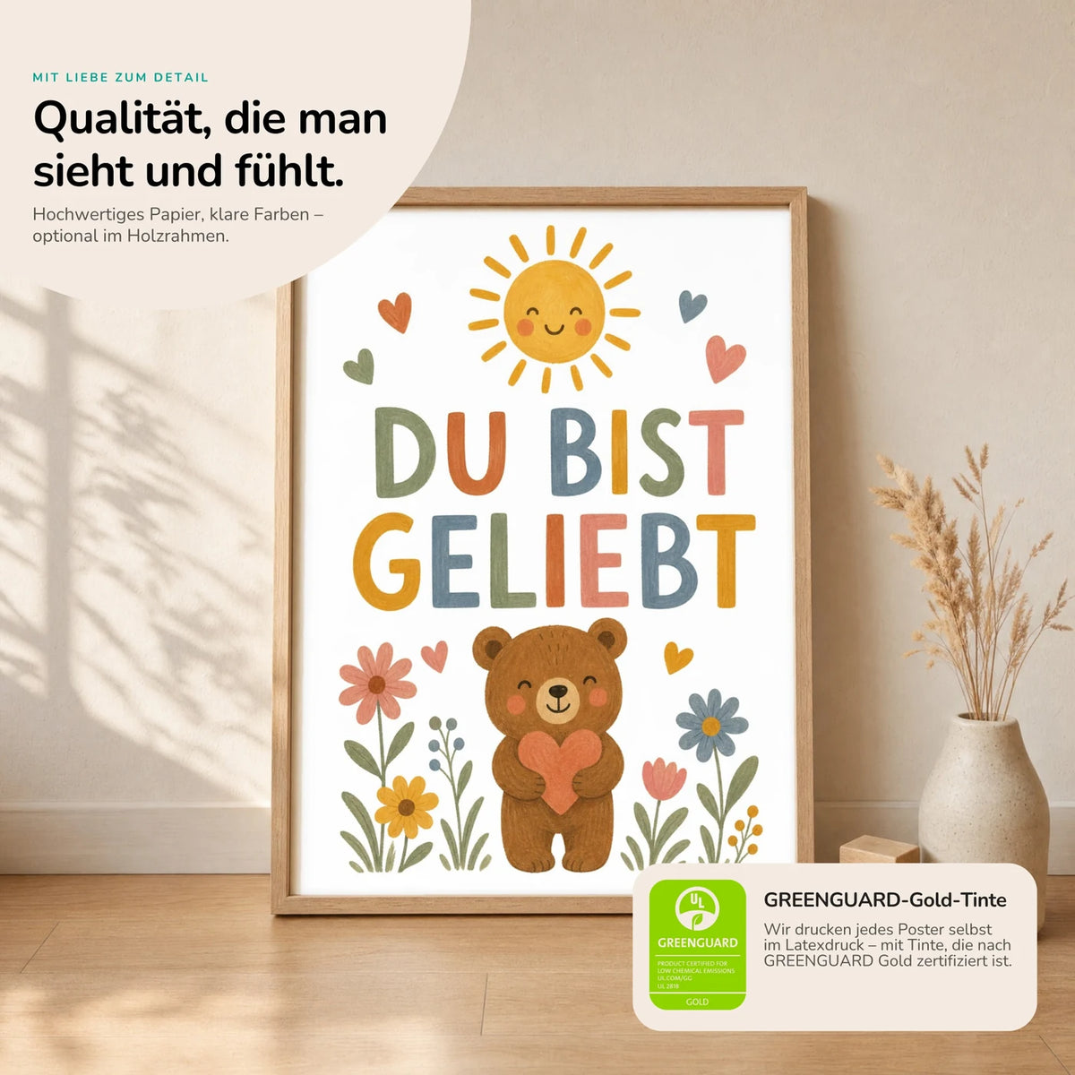 Kinderposter âBĂ€r Du bist geliebtâ im Holzrahmen auf dem Regal â Poster mit SprĂŒchen fĂŒrs Kinderzimmer