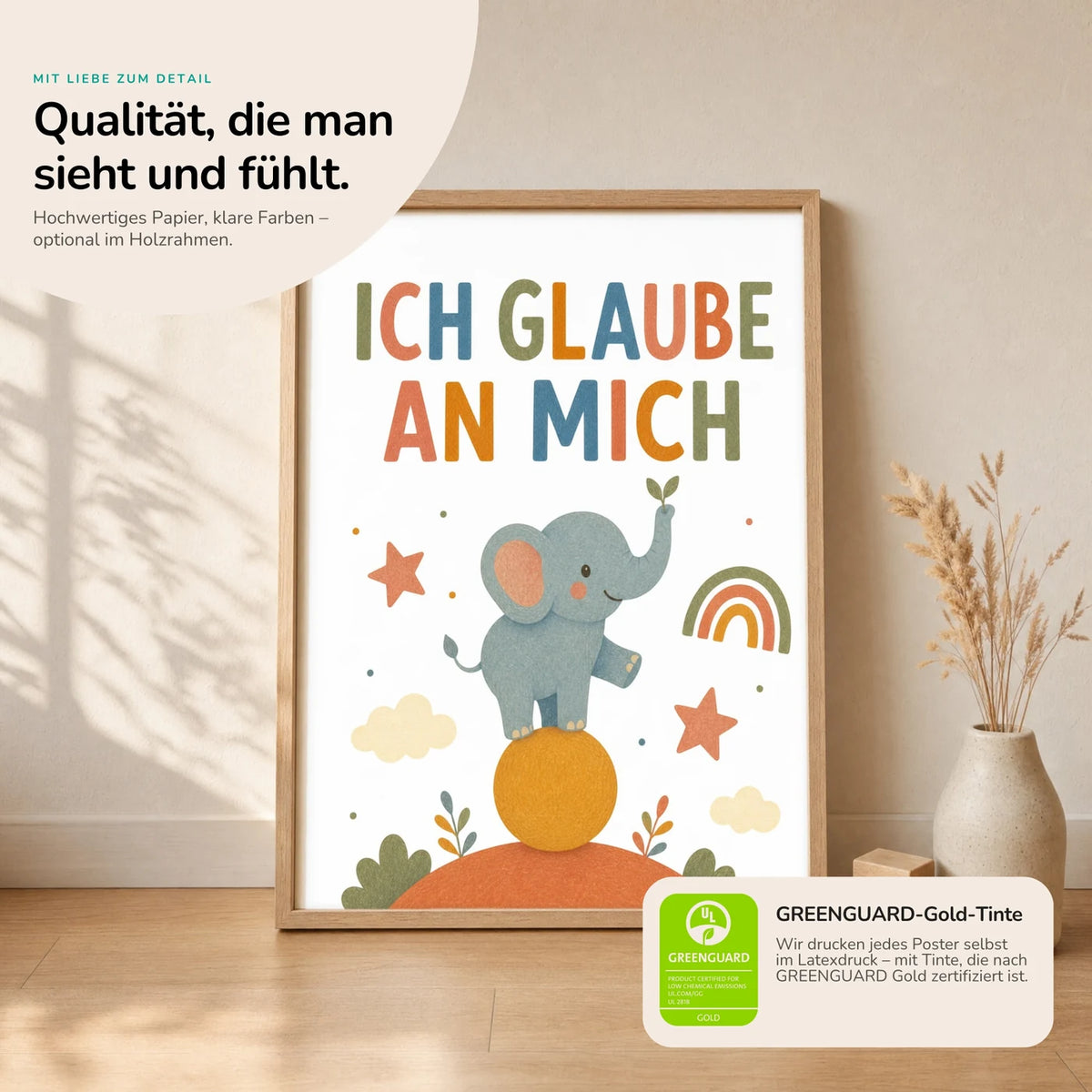 Kinderposter „Elefant Ich glaube an mich“ im Holzrahmen auf dem Regal – Poster mit Sprüchen fürs Kinderzimmer