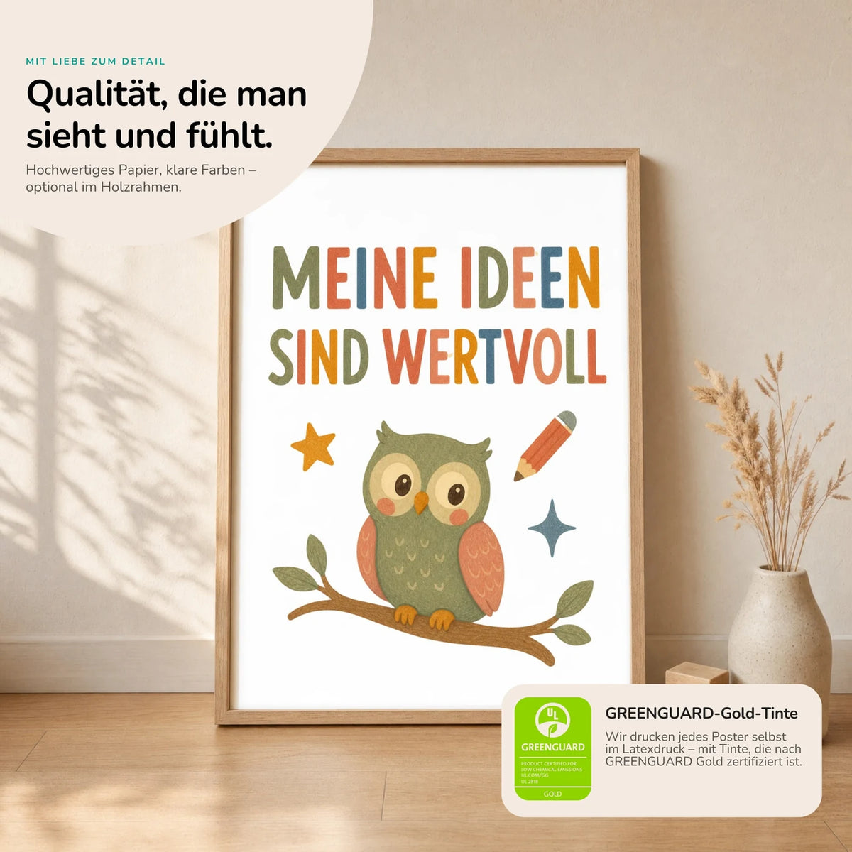Kinderposter âEule Meine Ideen sind wertvollâ im Holzrahmen auf dem Regal â Poster mit SprĂŒchen fĂŒrs Kinderzimmer