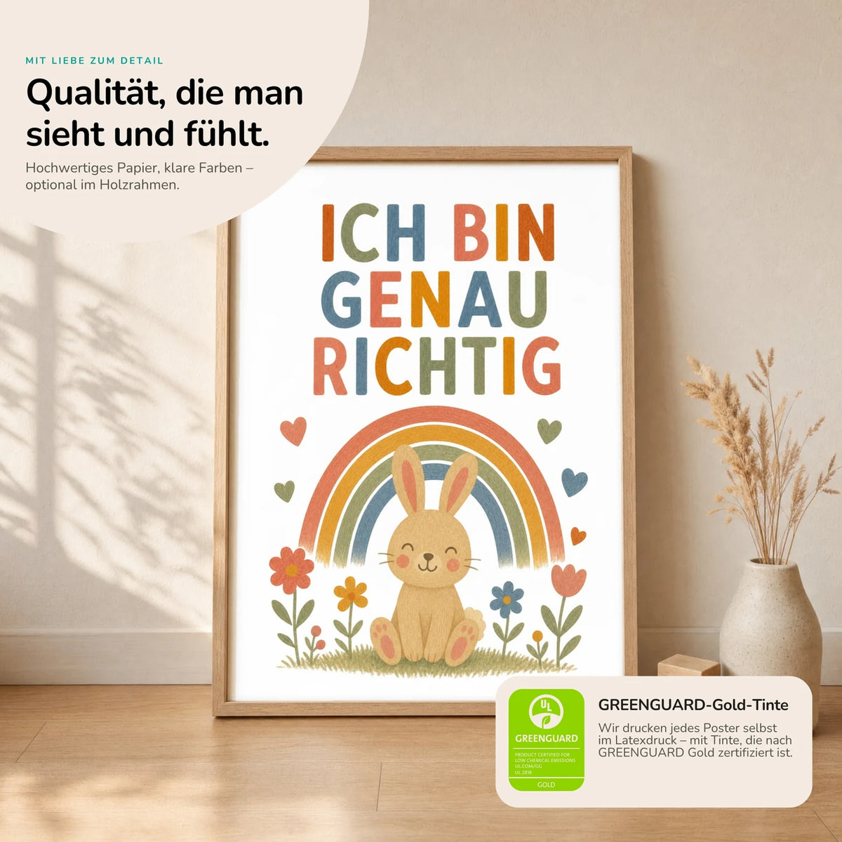 Kinderposter âHase Ich bin genau richtigâ im Holzrahmen auf dem Regal â Poster mit SprĂŒchen fĂŒrs Kinderzimmer