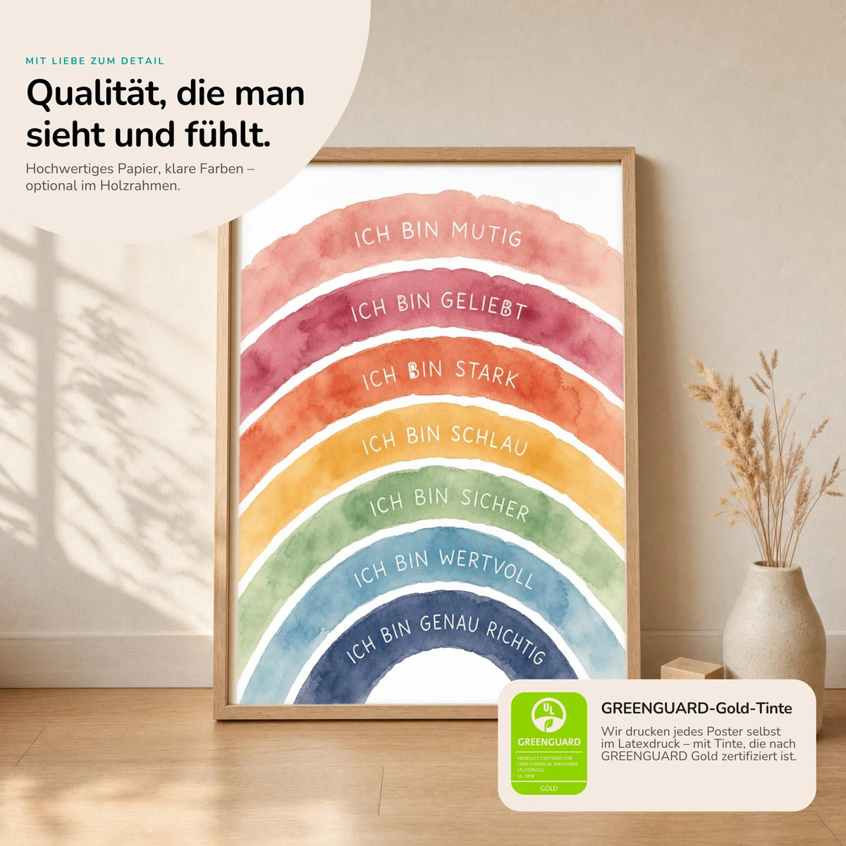Kinderposter âRegenbogen Ich bin buntâ im Holzrahmen auf dem Regal â Poster mit SprĂŒchen fĂŒrs Kinderzimmer