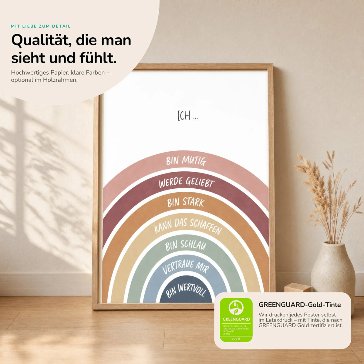 Kinderposter âRegenbogen Ich bin mutigâ im Holzrahmen auf dem Regal â Poster mit SprĂŒchen fĂŒrs Kinderzimmer