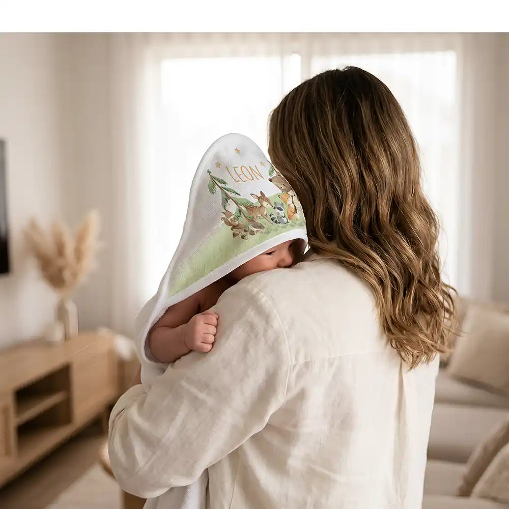Personalisiertes Kapuzenhandtuch Baby Waldfest â Kuscheln nach dem Bad mit Mama