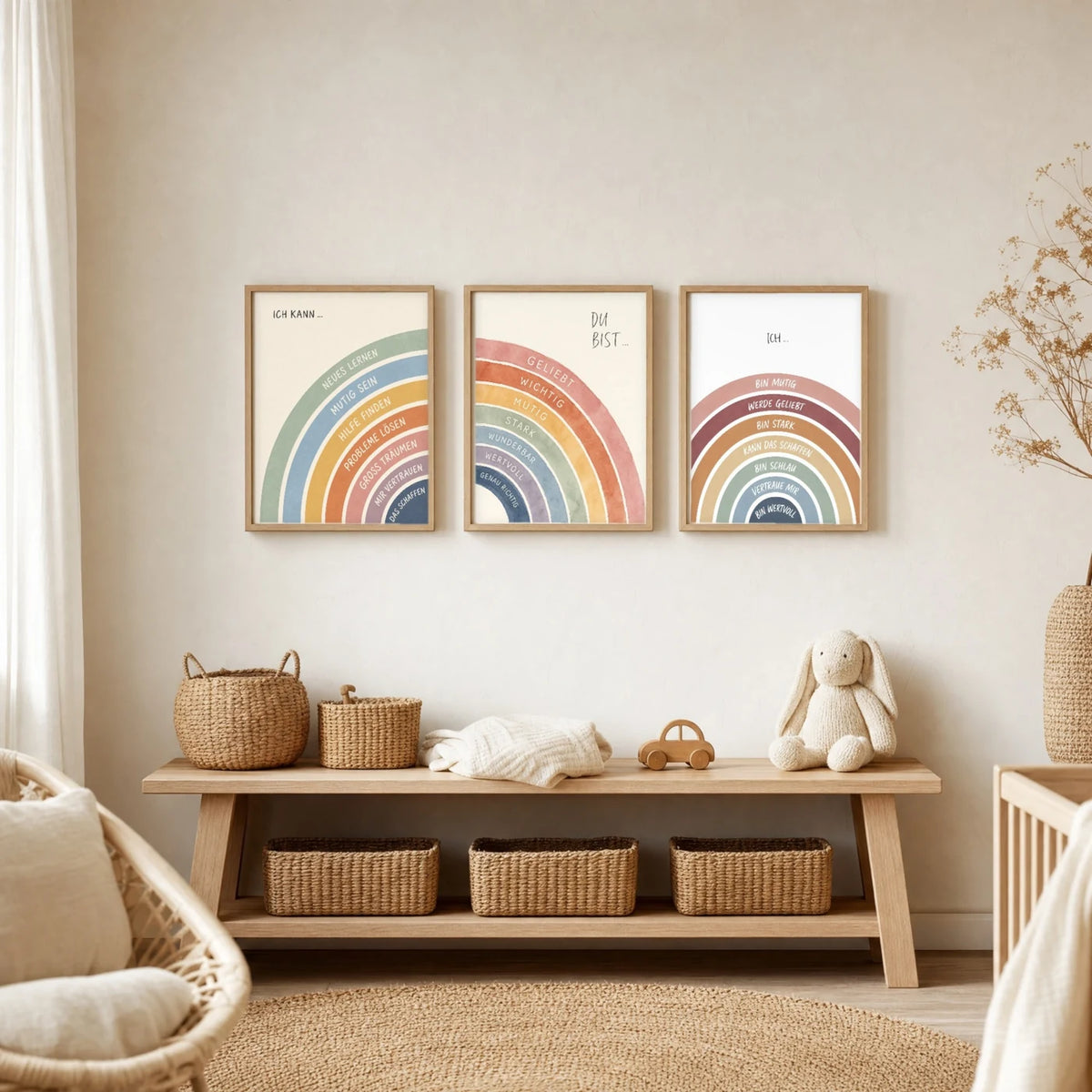 Kinderzimmer Deko: Affirmationsposter âRegenbogen Du bistâ zusammen mit weiteren Motiven an der Wand