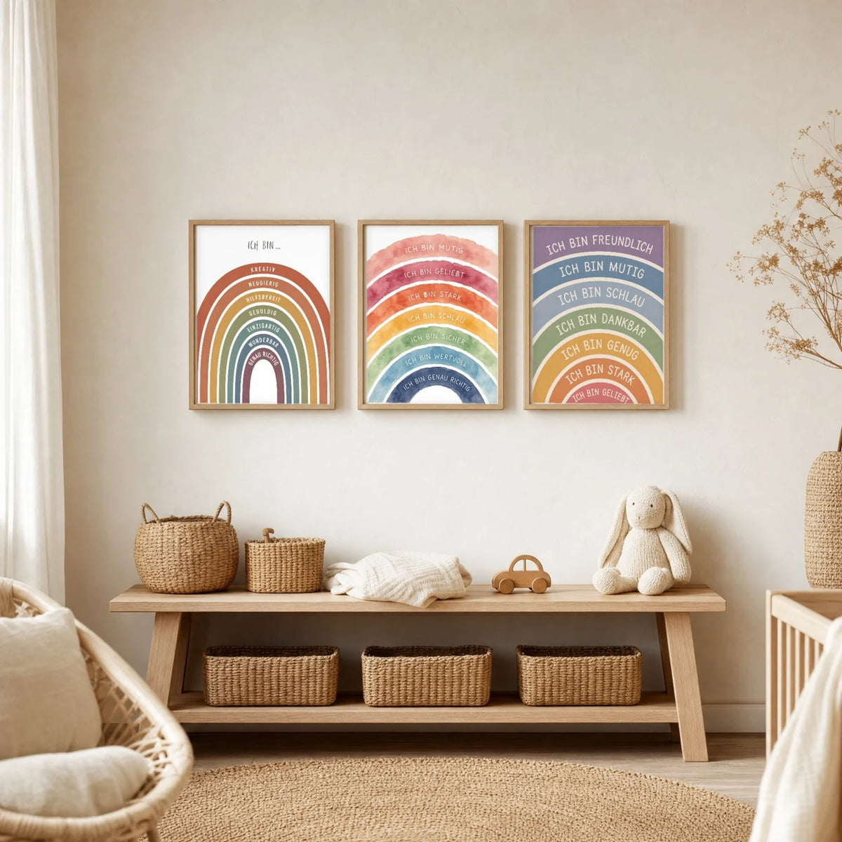 Kinderzimmer Deko: Affirmationsposter âRegenbogen Ich bin buntâ zusammen mit weiteren Motiven an der Wand