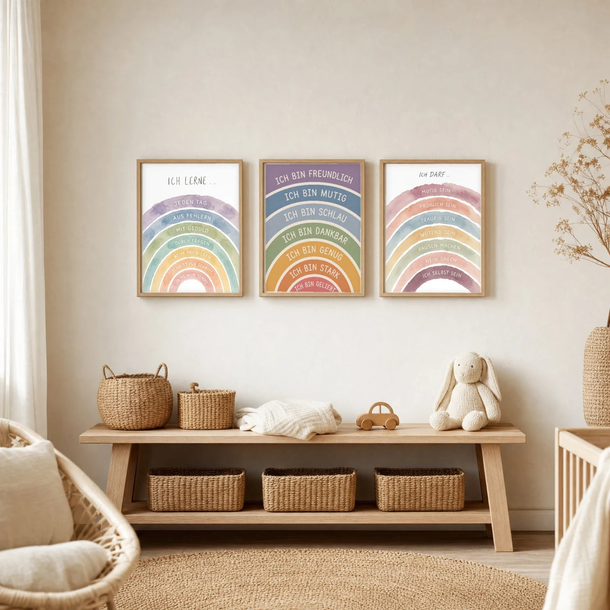 Kinderzimmer Deko: Affirmationsposter „Regenbogen Ich bin freundlich“ zusammen mit weiteren Motiven an der Wand