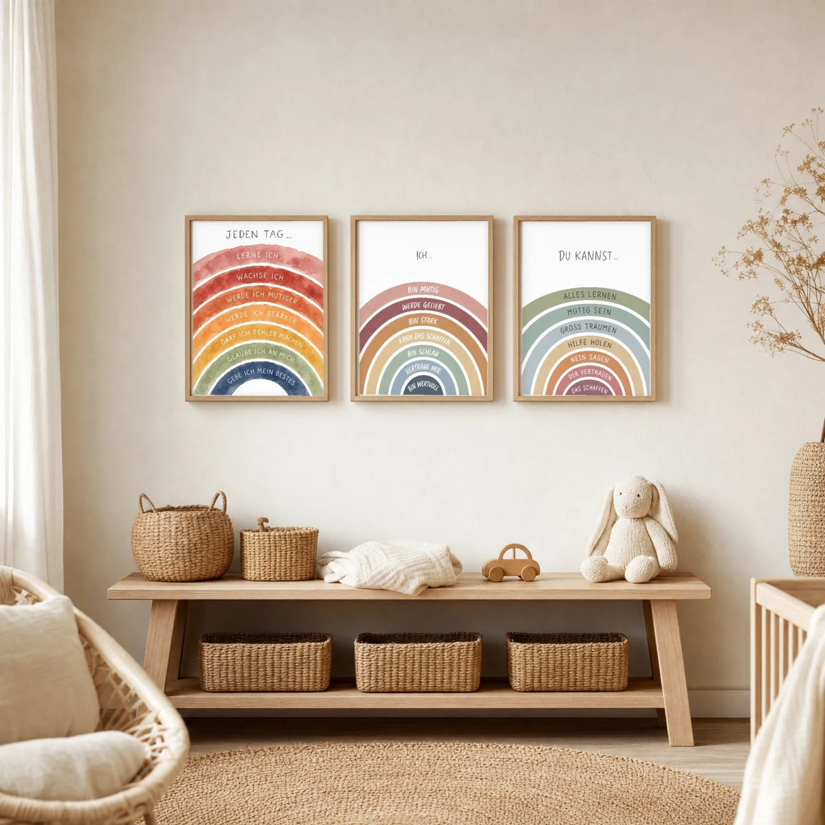 Kinderzimmer Deko: Affirmationsposter âRegenbogen Ich bin mutigâ zusammen mit weiteren Motiven an der Wand