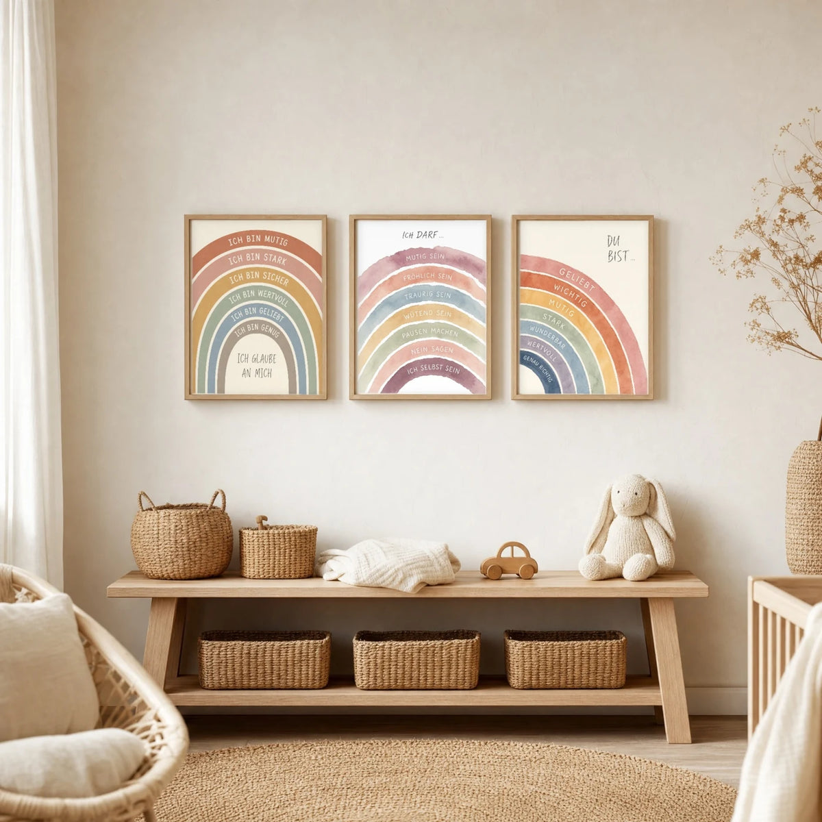 Kinderzimmer Deko: Affirmationsposter âRegenbogen Ich darfâ zusammen mit weiteren Motiven an der Wand