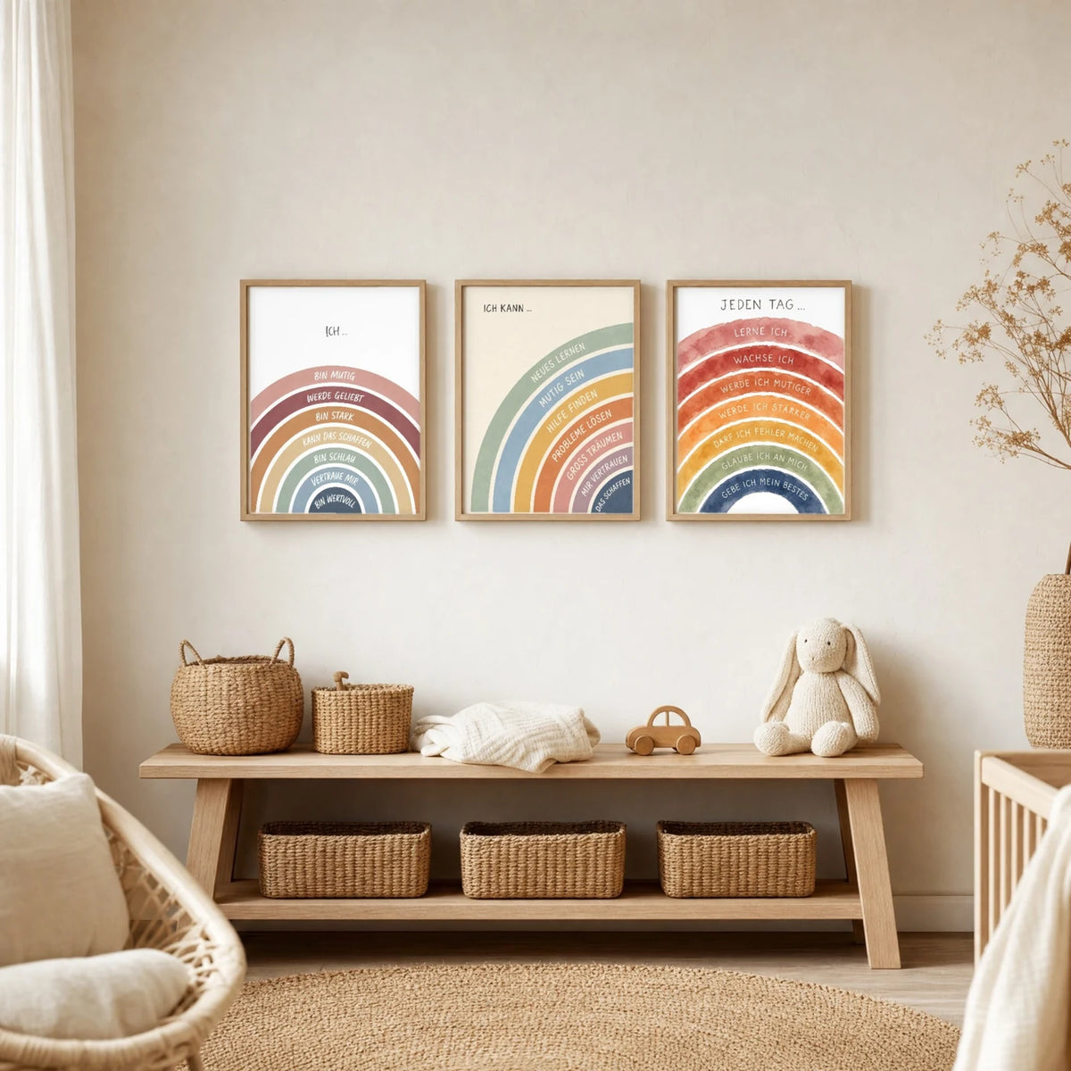 Kinderzimmer Deko: Affirmationsposter âRegenbogen Ich kann vielâ zusammen mit weiteren Motiven an der Wand
