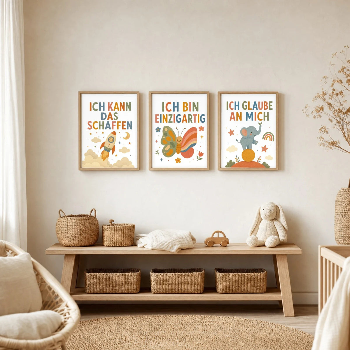 Kinderzimmer Deko: Affirmationsposter „Schmetterling Ich bin ich“ zusammen mit weiteren Motiven an der Wand