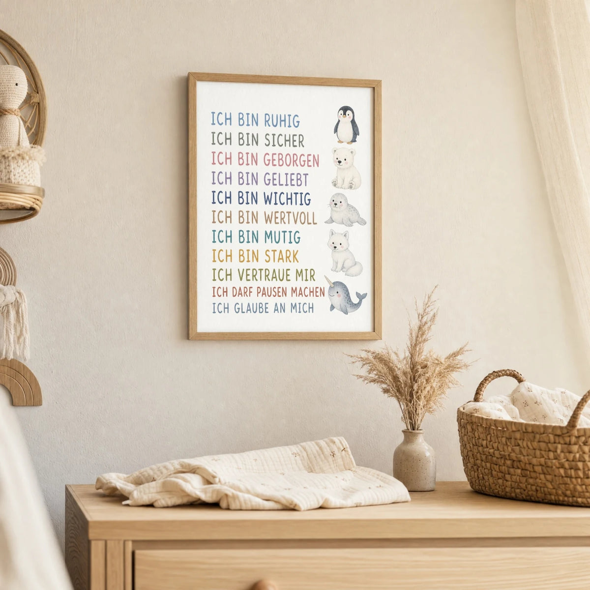 Wandbild Kinderzimmer: Affirmationsposter âArktistiereâ im Holzrahmen ĂŒber der Kommode