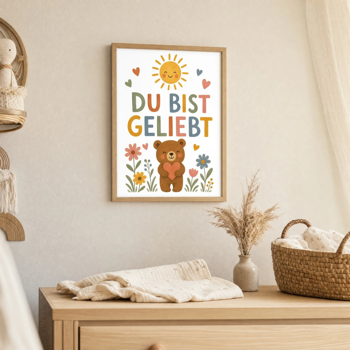 Wandbild Kinderzimmer: Affirmationsposter âBĂ€r Du bist geliebtâ im Holzrahmen ĂŒber der Kommode