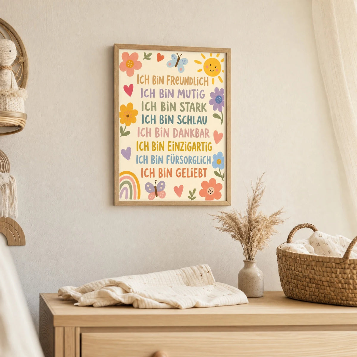 Wandbild Kinderzimmer: Affirmationsposter âBlumenwiese Ich bin freundlichâ im Holzrahmen ĂŒber der Kommode