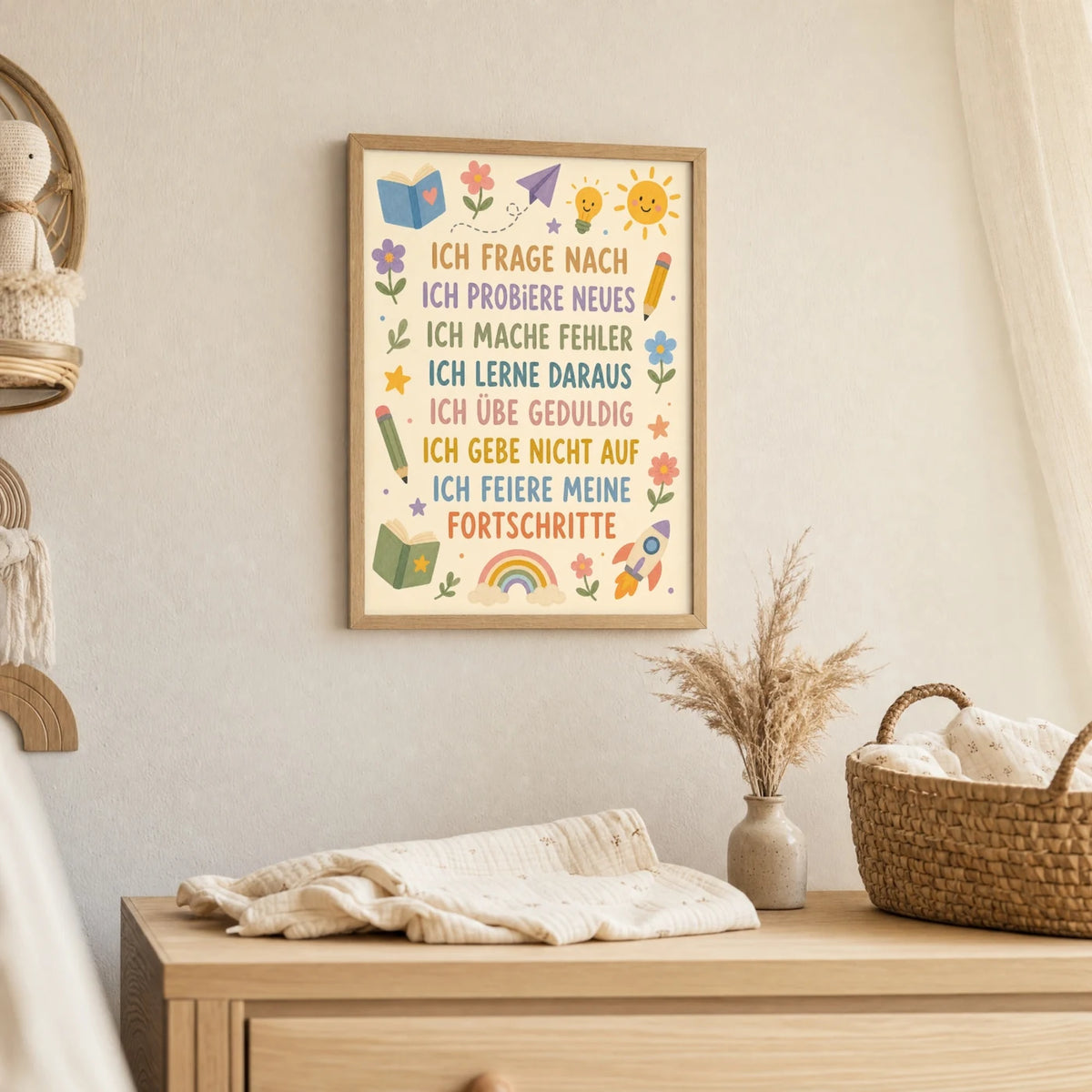 Wandbild Kinderzimmer: Affirmationsposter âBlumenwiese Ich frage nachâ im Holzrahmen ĂŒber der Kommode