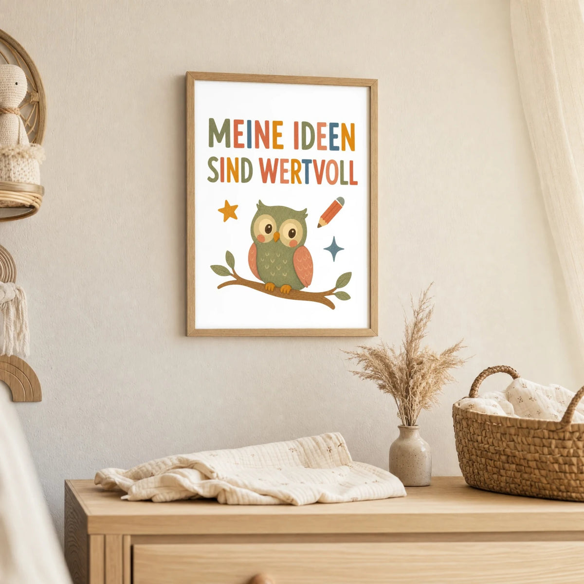 Wandbild Kinderzimmer: Affirmationsposter âEule Meine Ideen sind wertvollâ im Holzrahmen ĂŒber der Kommode