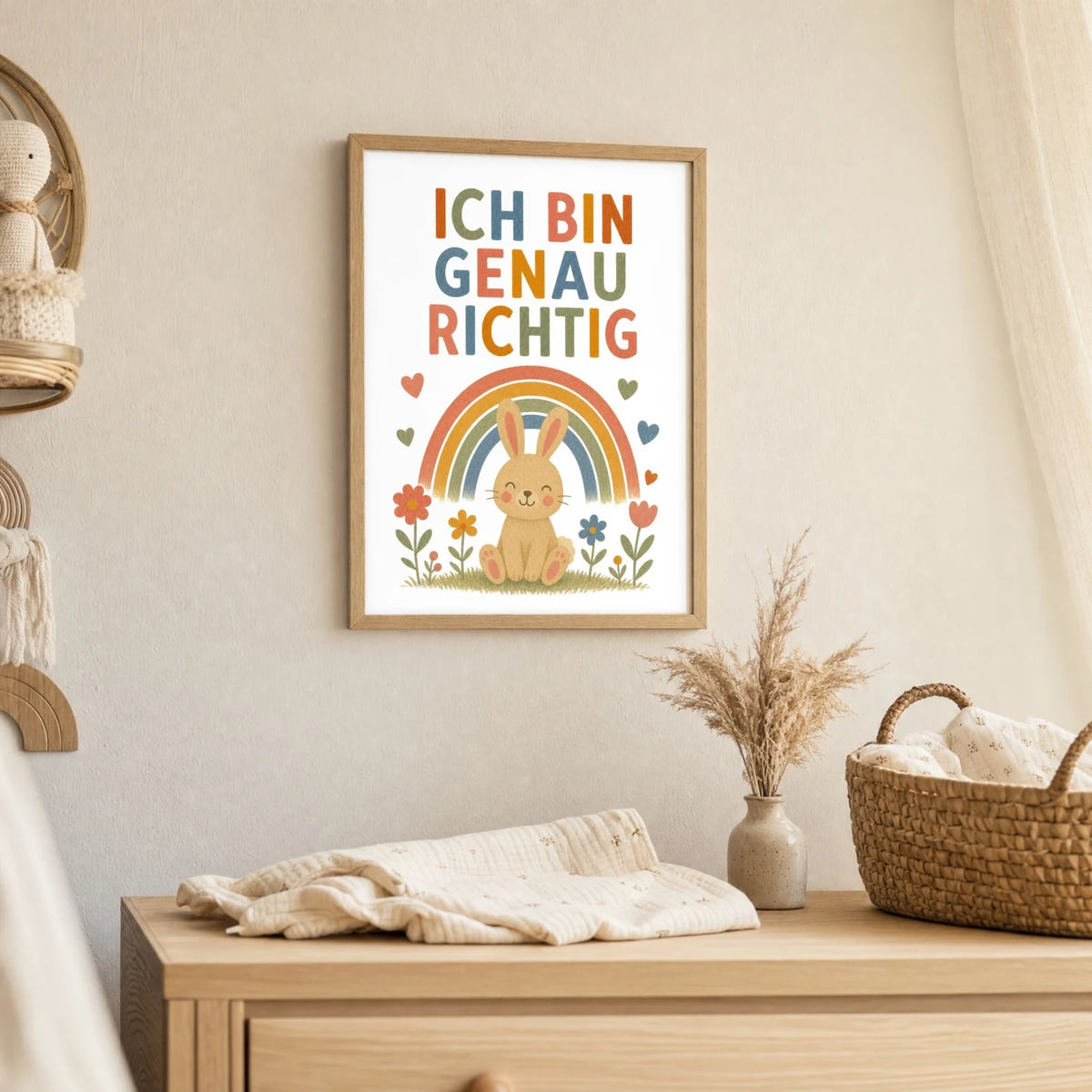 Wandbild Kinderzimmer: Affirmationsposter âHase Ich bin genau richtigâ im Holzrahmen ĂŒber der Kommode