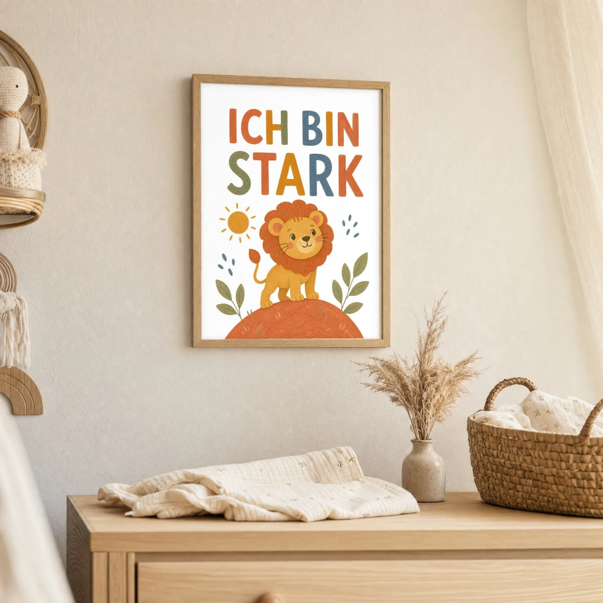 Wandbild Kinderzimmer: Affirmationsposter âLöwe Ich bin starkâ im Holzrahmen ĂŒber der Kommode
