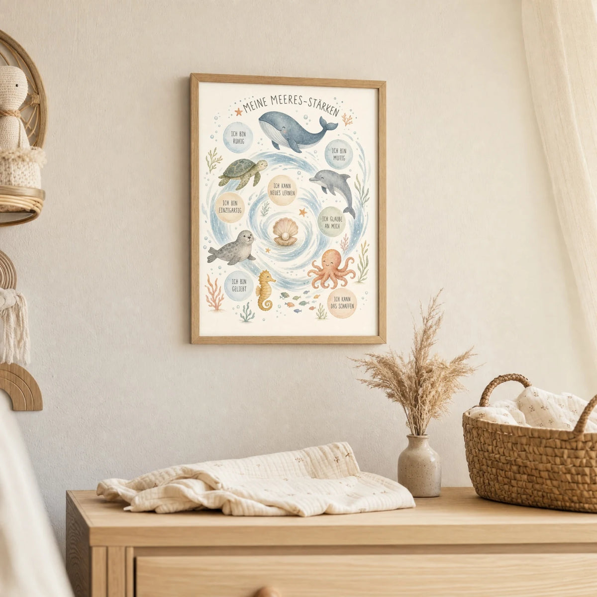 Wandbild Kinderzimmer: Affirmationsposter âMeeres-StĂ€rkenâ im Holzrahmen ĂŒber der Kommode