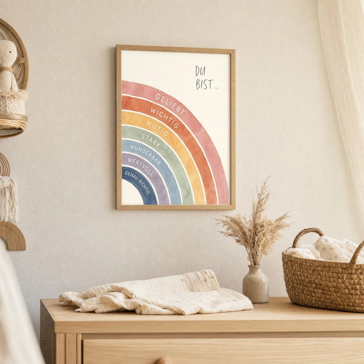 Wandbild Kinderzimmer: Affirmationsposter âRegenbogen Du bistâ im Holzrahmen ĂŒber der Kommode