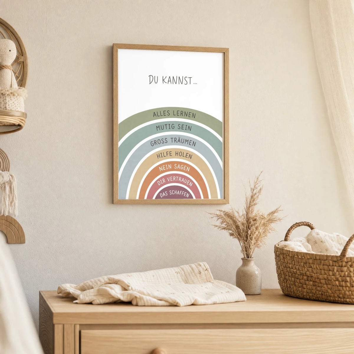 Wandbild Kinderzimmer: Affirmationsposter âRegenbogen Du kannstâ im Holzrahmen ĂŒber der Kommode