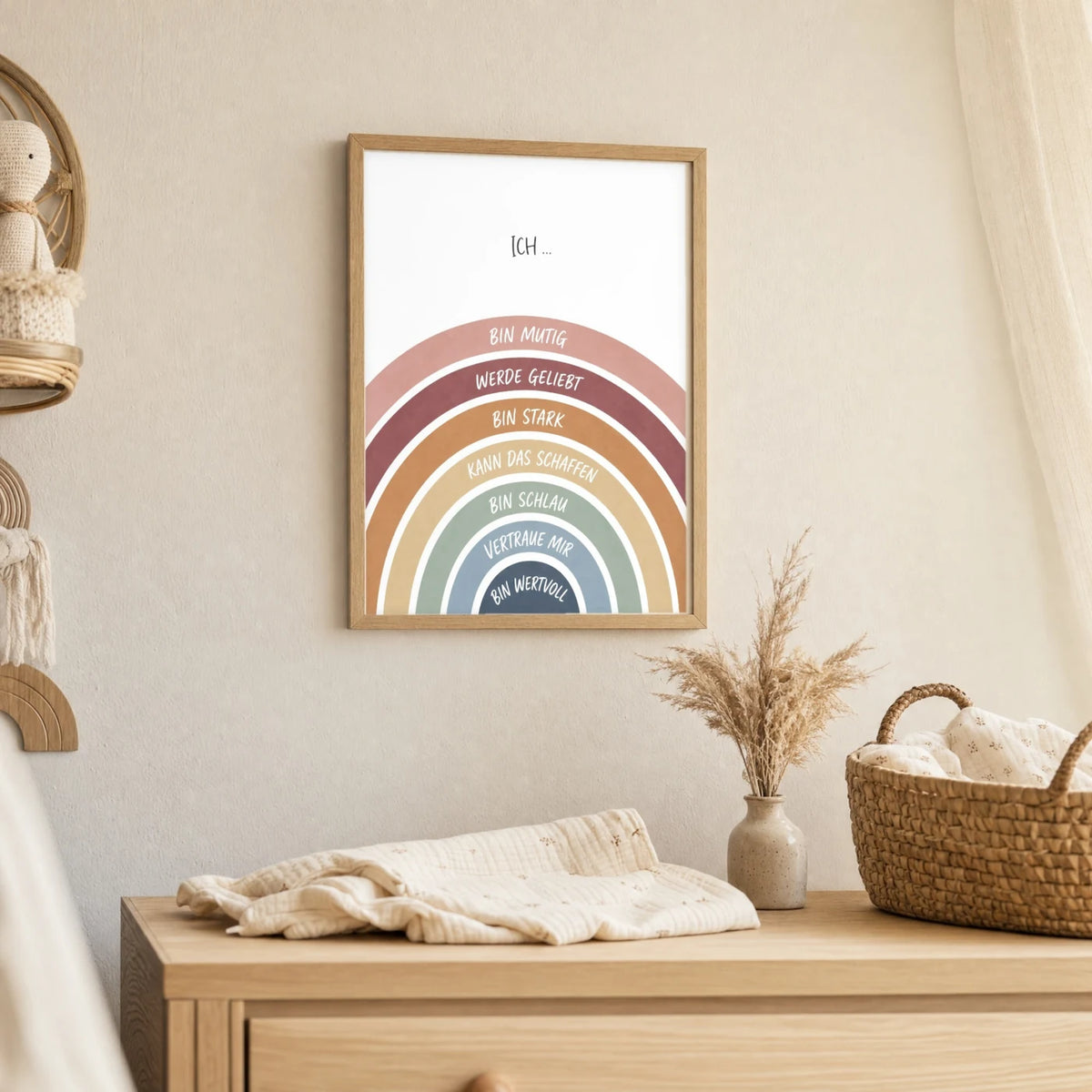 Wandbild Kinderzimmer: Affirmationsposter âRegenbogen Ich bin mutigâ im Holzrahmen ĂŒber der Kommode