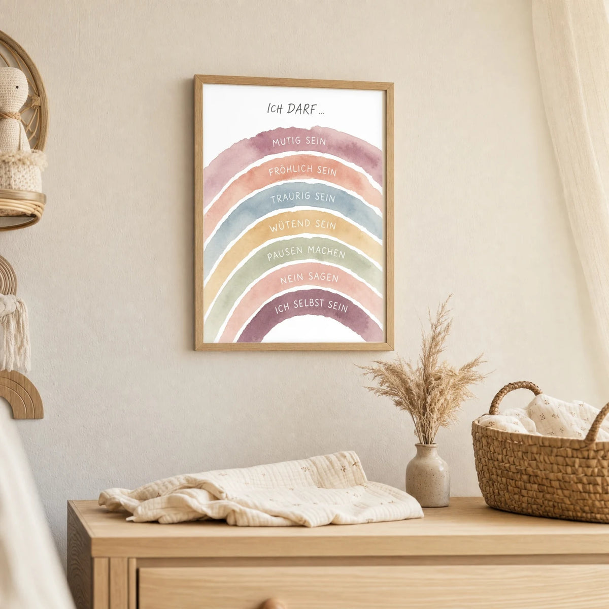 Wandbild Kinderzimmer: Affirmationsposter âRegenbogen Ich darfâ im Holzrahmen ĂŒber der Kommode