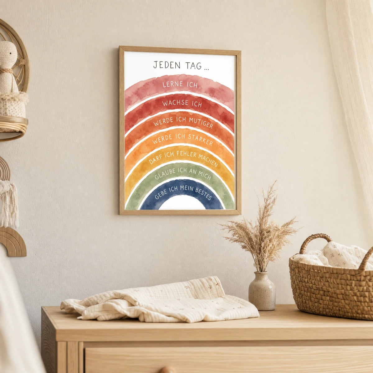 Wandbild Kinderzimmer: Affirmationsposter âRegenbogen Jeden Tagâ im Holzrahmen ĂŒber der Kommode