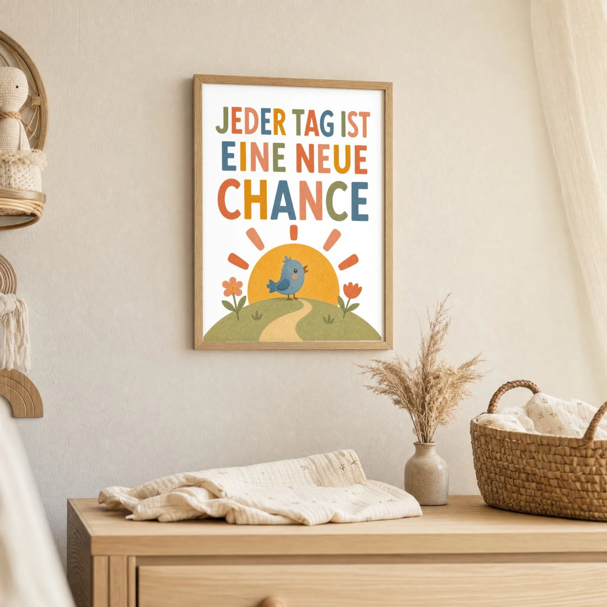 Wandbild Kinderzimmer: Affirmationsposter „Vogel Jeder Tag neue Chance“ im Holzrahmen über der Kommode