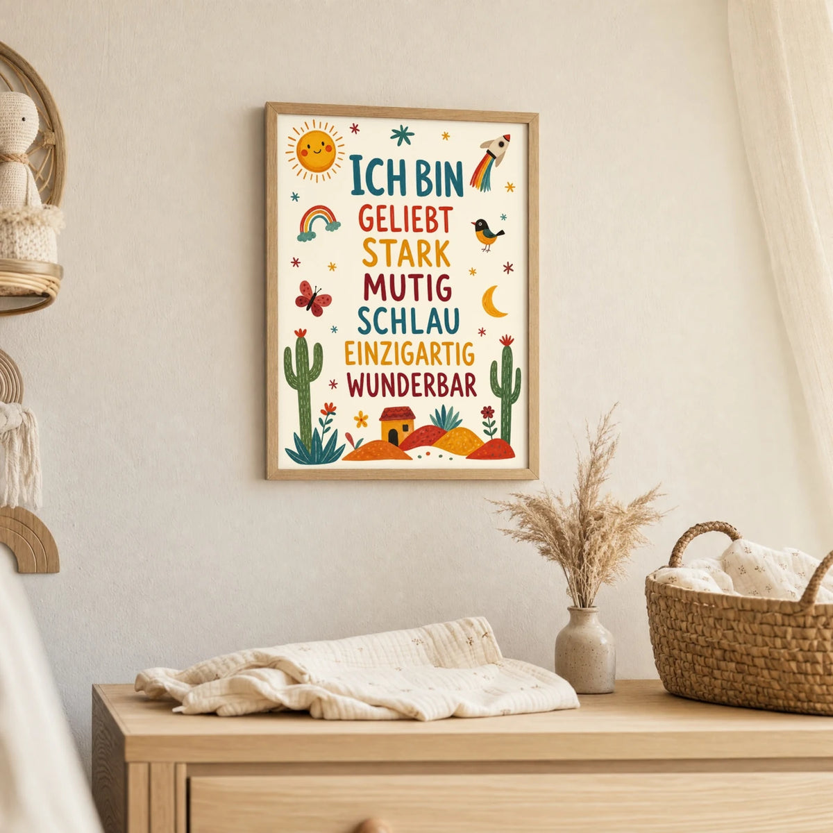 Wandbild Kinderzimmer: Affirmationsposter „Wüste Ich bin geliebt“ im Holzrahmen über der Kommode