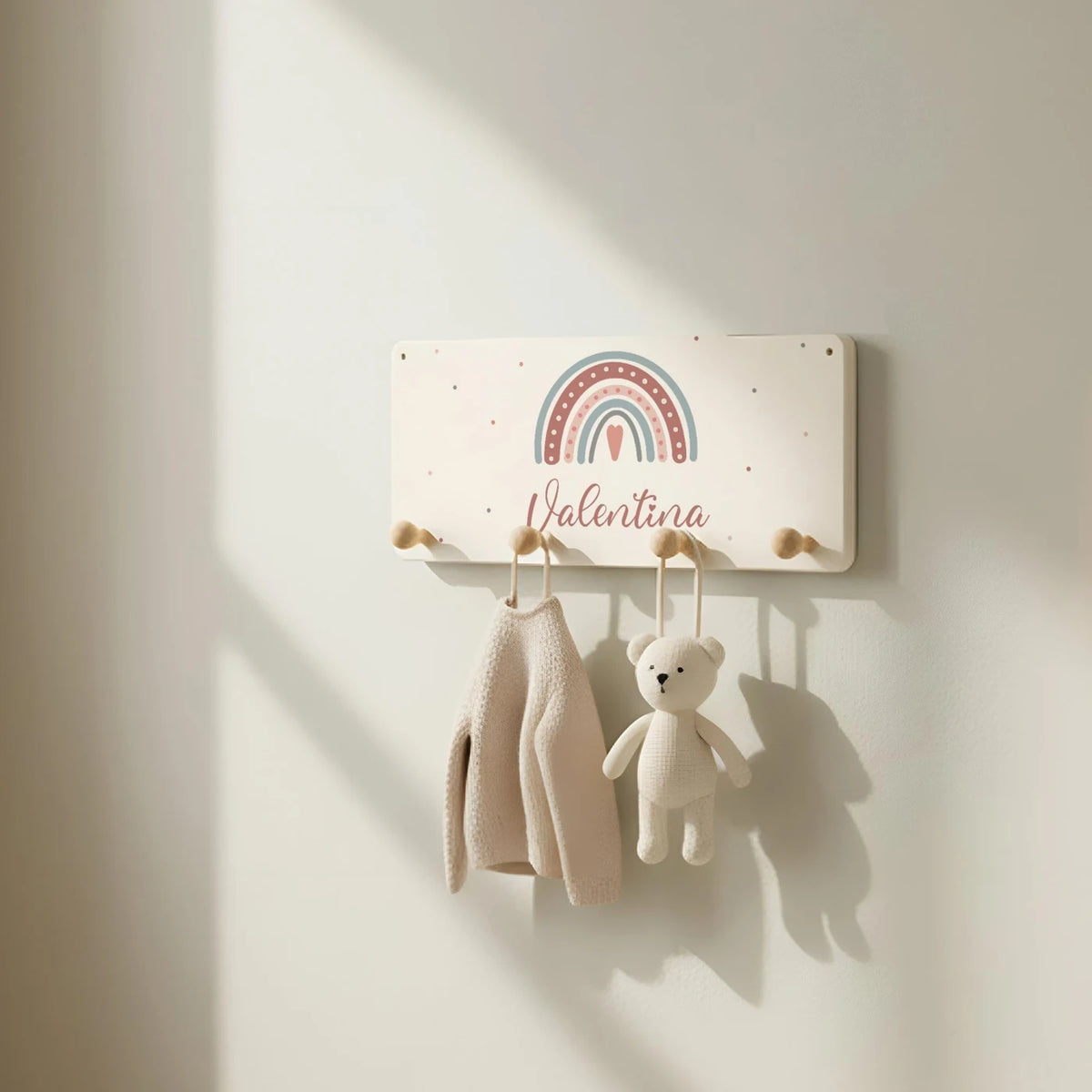 Kindergarderobe Holz personalisiert - Regenbogen Herz