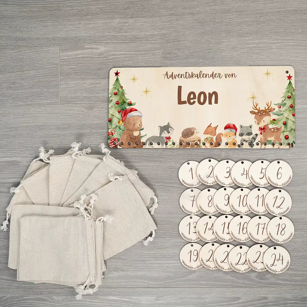 Personalisierbarer Adventskalender farbig - Niedliche Waldtiere Weihnachtsmütze