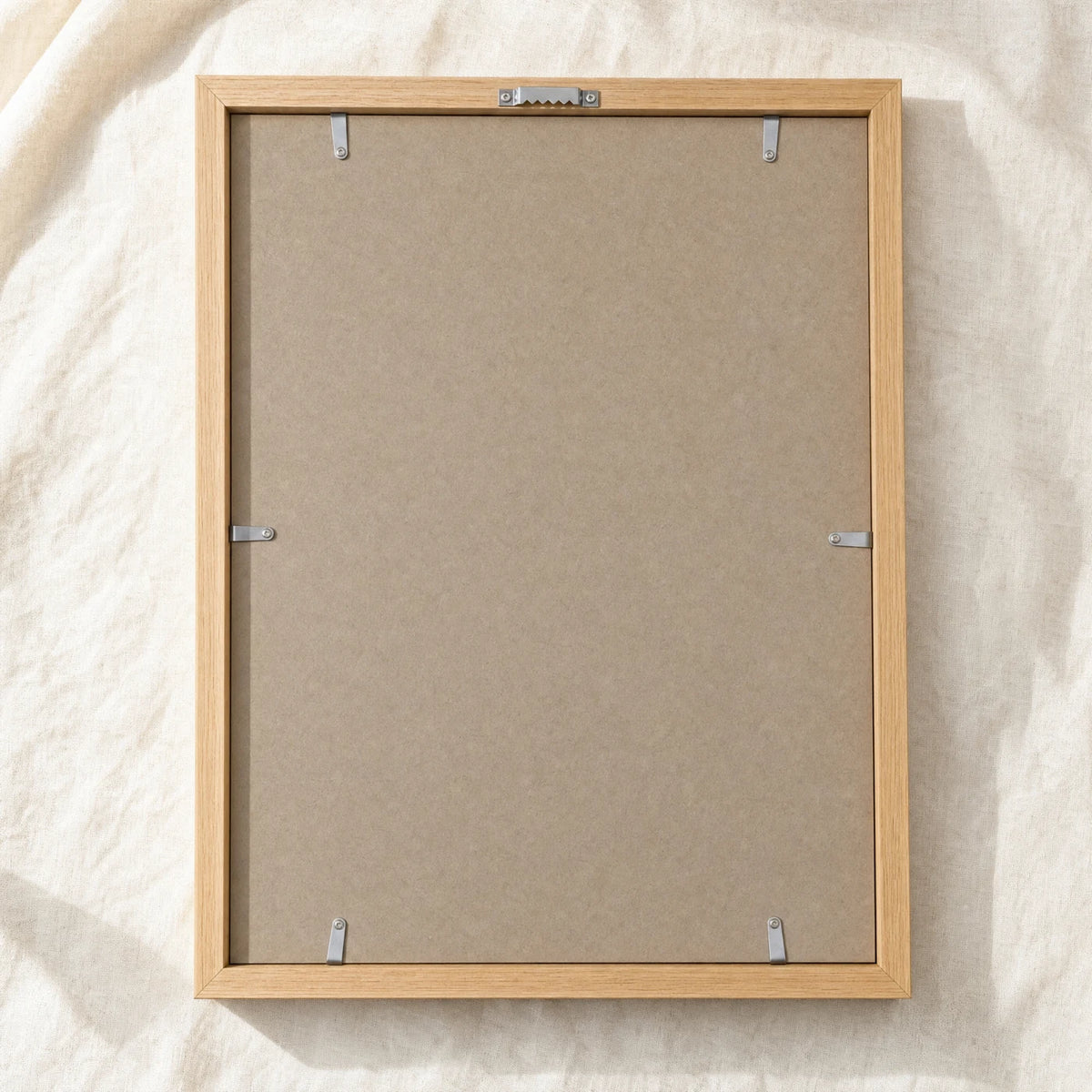 RĂŒckseite des Bilderrahmens mit AufhĂ€ngung fĂŒr das Kinderposter âWald Ich darf lachenâ
