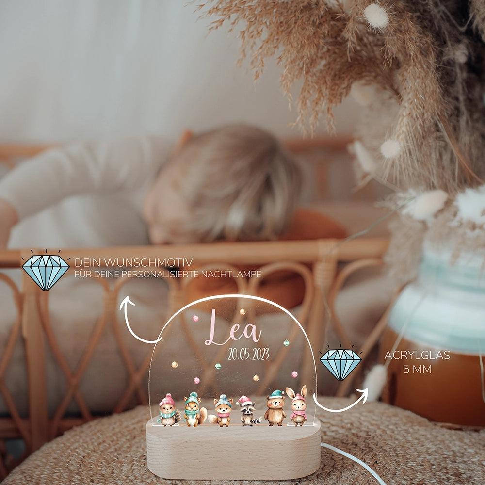Kind schläft neben leuchtendem Nachtlicht Tiere mit Namen – Taufgeschenk personalisiert