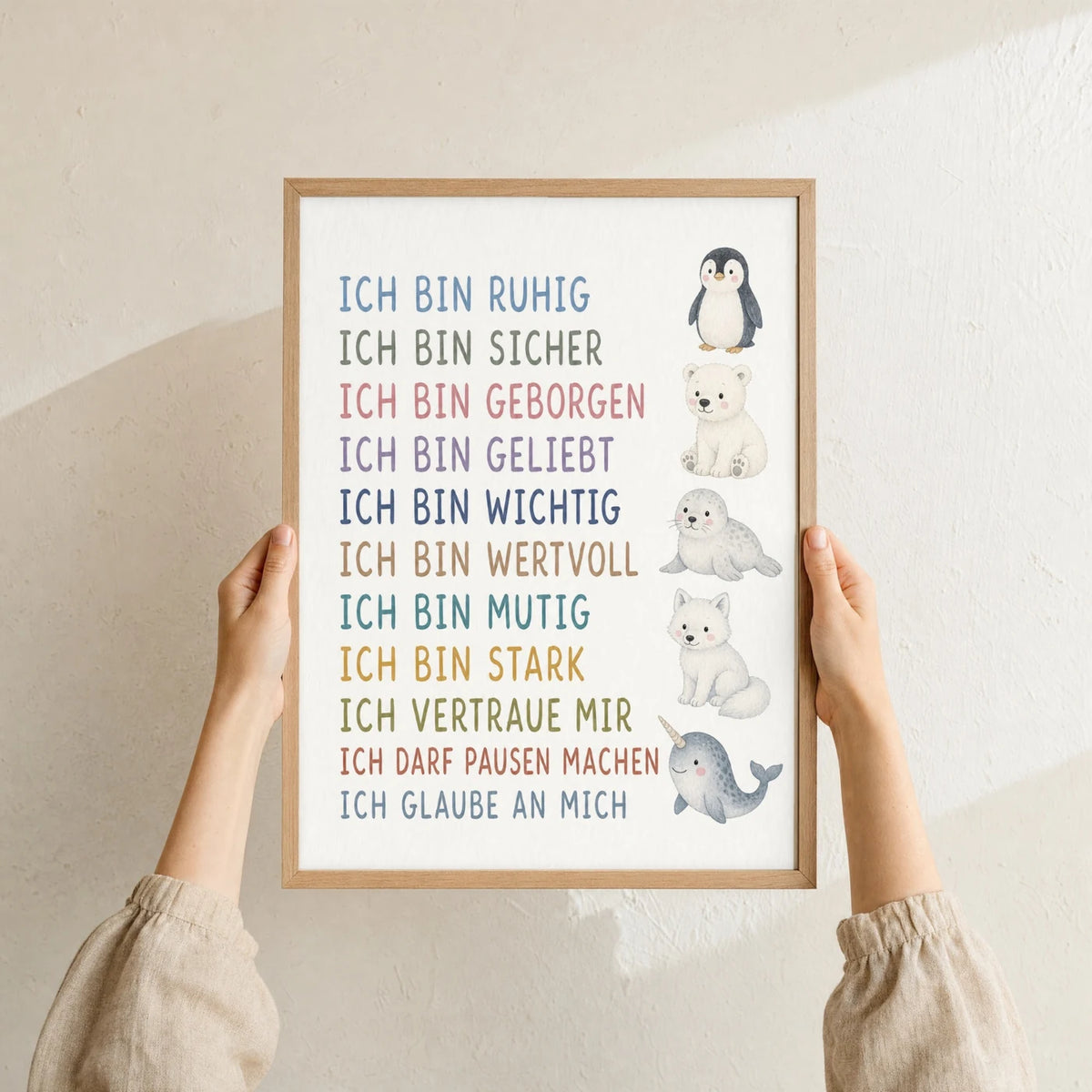 Affirmationsposter âArktistiereâ im Holzrahmen in den HĂ€nden gehalten â Taufgeschenk und Kinderzimmer Deko