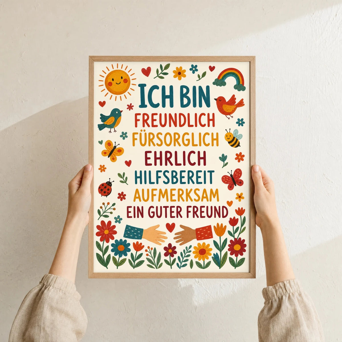 Affirmationsposter âBlumen Ich bin freundlichâ im Holzrahmen in den HĂ€nden gehalten â Taufgeschenk und Kinderzimmer Deko