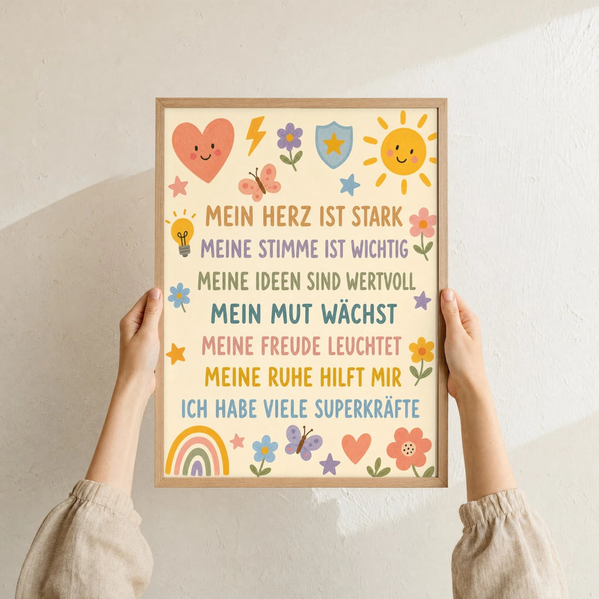 Affirmationsposter âBlumenwiese SuperkrĂ€fteâ im Holzrahmen in den HĂ€nden gehalten â Taufgeschenk und Kinderzimmer Deko