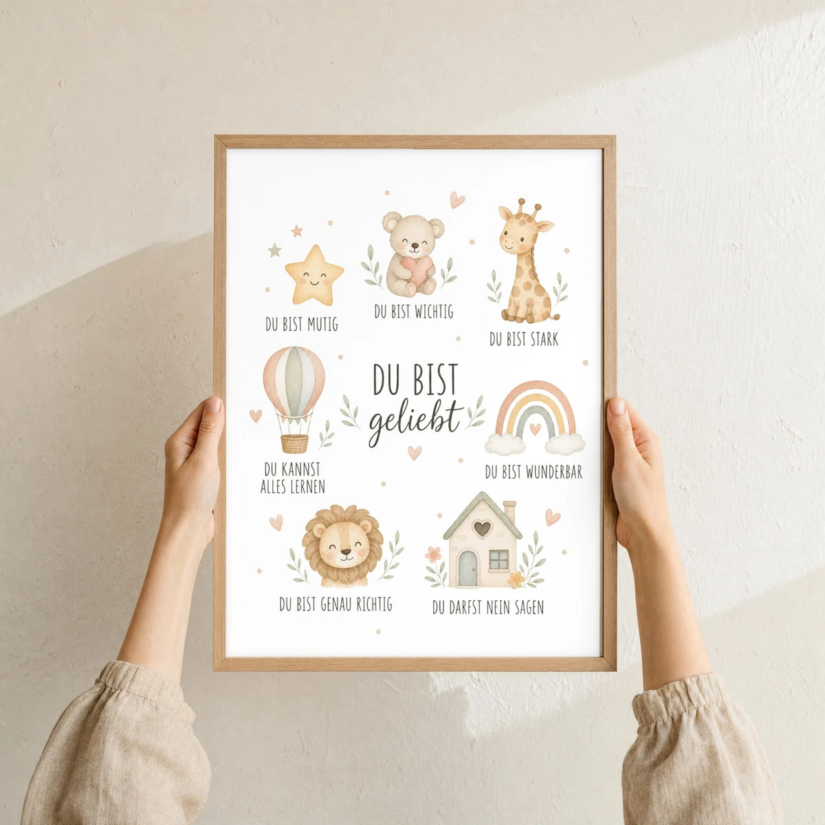 Affirmationsposter âCollage Du bist geliebtâ im Holzrahmen in den HĂ€nden gehalten â Taufgeschenk und Kinderzimmer Deko