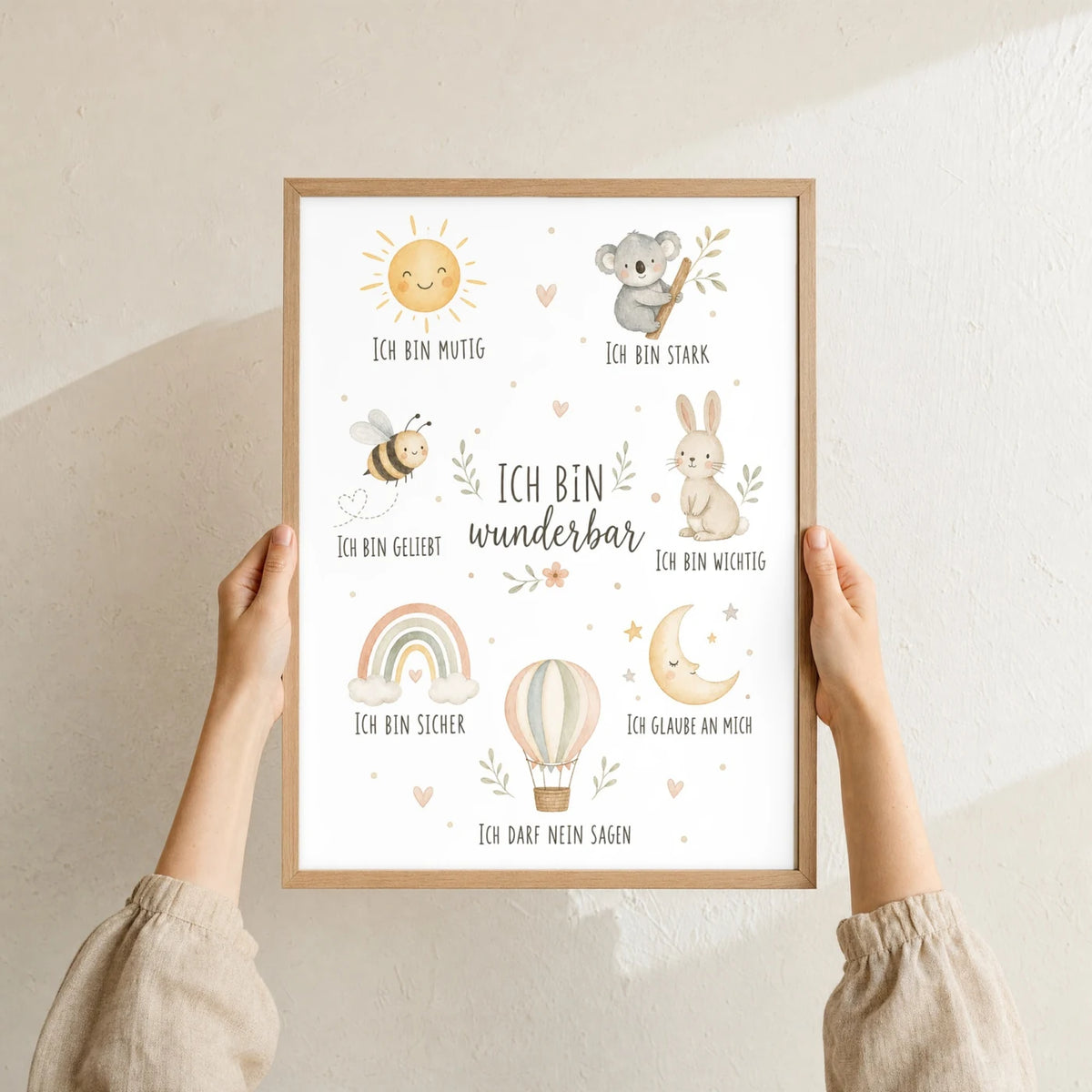 Affirmationsposter âCollage Ich bin wunderbarâ im Holzrahmen in den HĂ€nden gehalten â Taufgeschenk und Kinderzimmer Deko