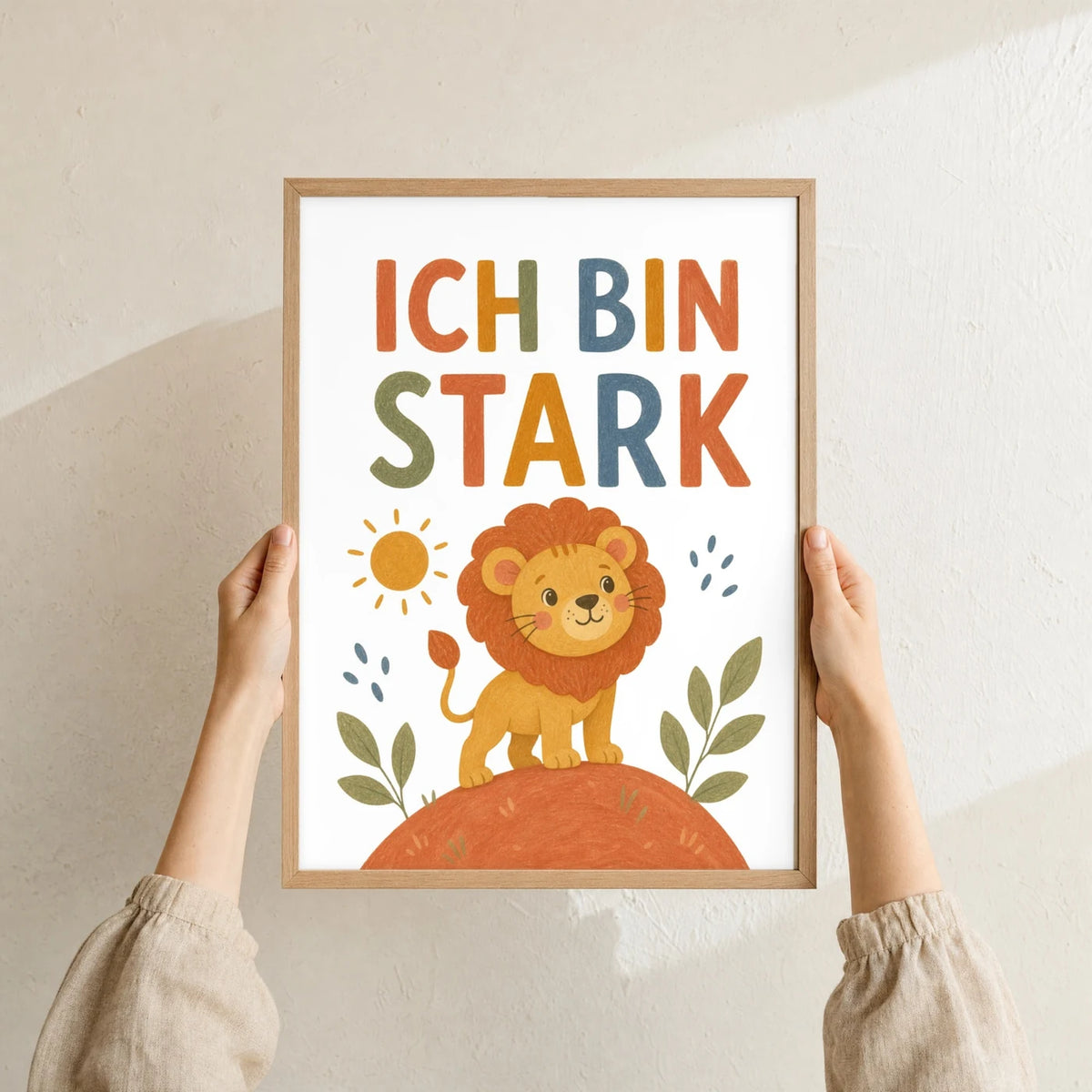 Affirmationsposter âLöwe Ich bin starkâ im Holzrahmen in den HĂ€nden gehalten â Taufgeschenk und Kinderzimmer Deko
