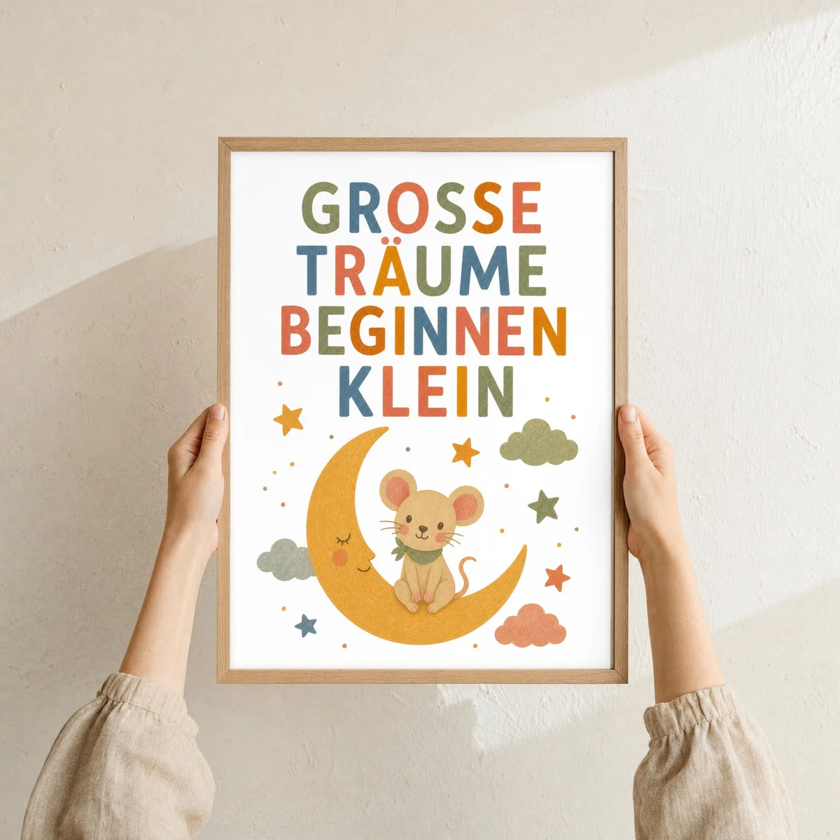 Affirmationsposter „Maus Große Träume“ im Holzrahmen in den Händen gehalten – Taufgeschenk und Kinderzimmer Deko