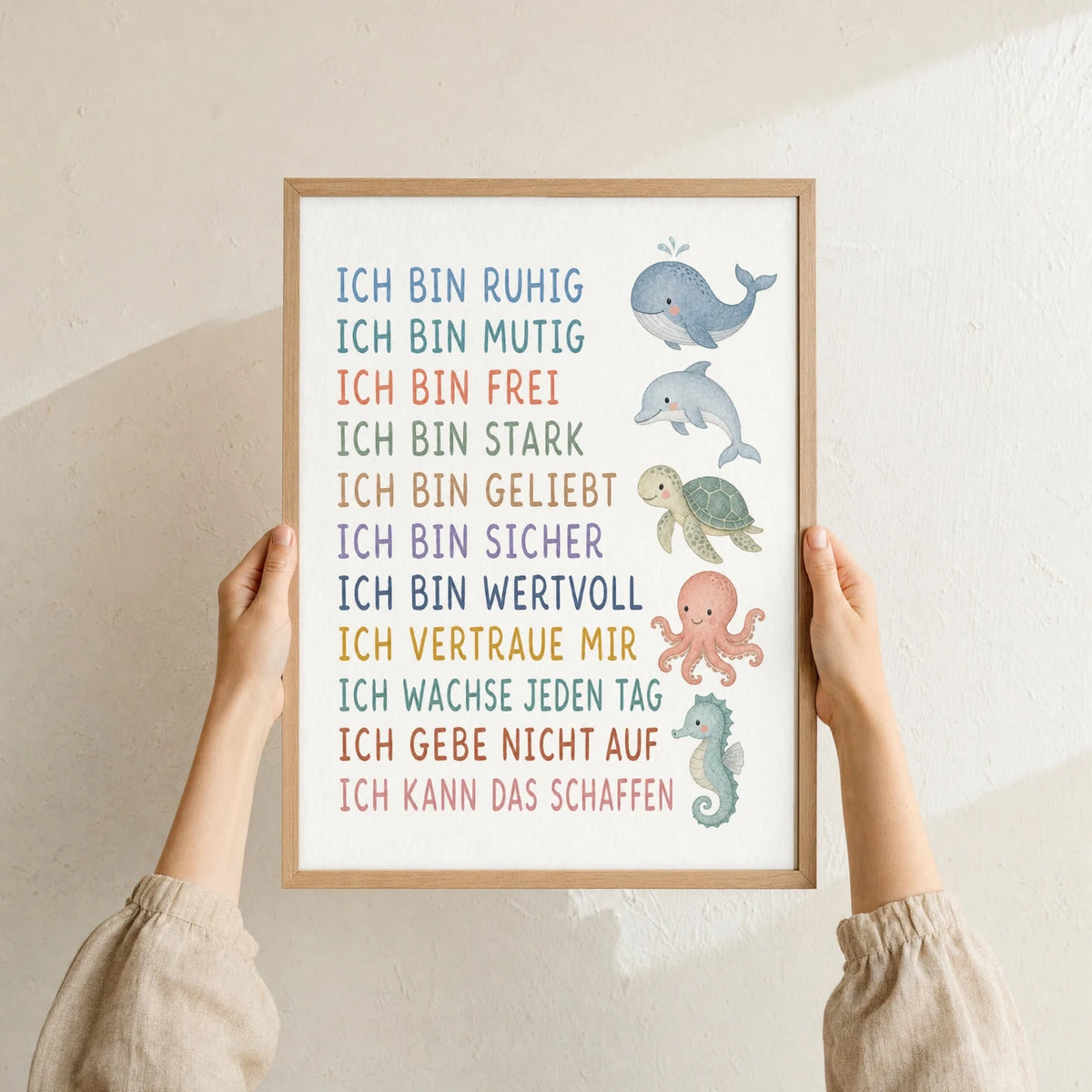 Affirmationsposter „Meerestiere“ im Holzrahmen in den Händen gehalten – Taufgeschenk und Kinderzimmer Deko